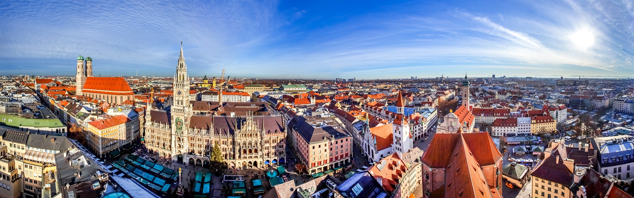 Der Marienplatz in München mit Neuem Rathaus und Frauenkirche