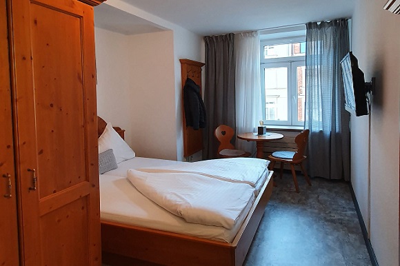 Doppelzimmer mit Gemeinschafts-WC im Hotel Atlanta