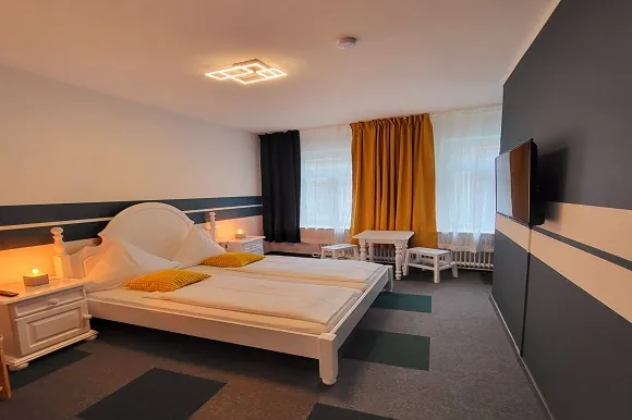 Doppelzimmer Blick zum Innenhof mit Dusche WC – Hotel Atlanta